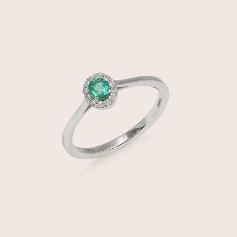 18K White Gold Engagement Ring with Emerald and Diamonds | Cores Preciosas