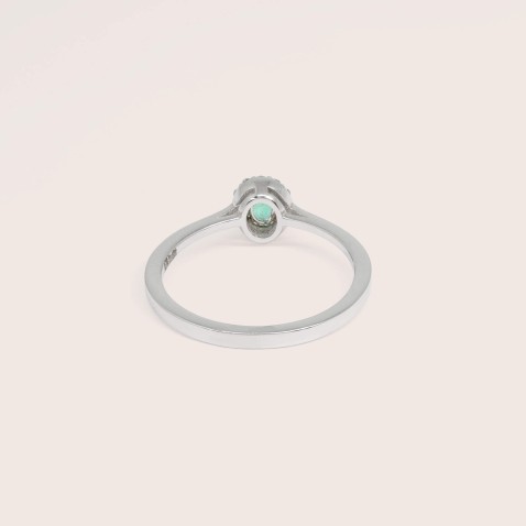 18K White Gold Engagement Ring with Emerald and Diamonds | Cores Preciosas