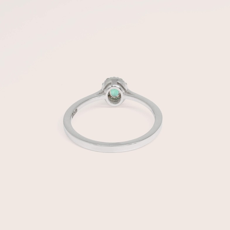 18K White Gold Engagement Ring with Emerald and Diamonds | Cores Preciosas