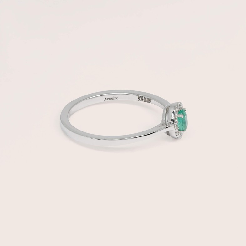18K White Gold Engagement Ring with Emerald and Diamonds | Cores Preciosas