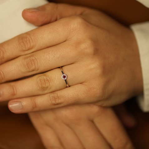 18K Gold Engagement Ring with Ruby and Diamonds | Cores Preciosas