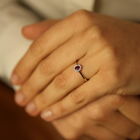 18K White Gold Engagement Ring with Ruby and Diamonds | Cores Preciosas