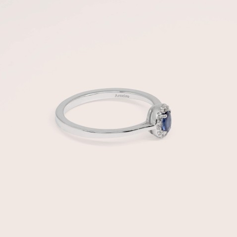 18K White Gold Engagement Ring with Sapphire and Diamonds | Cores Preciosas