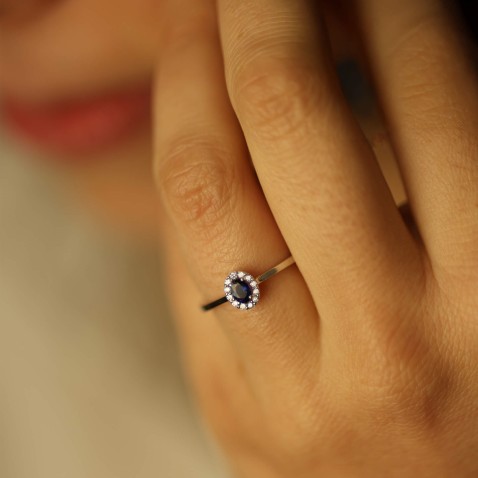 18K White Gold Engagement Ring with Sapphire and Diamonds | Cores Preciosas