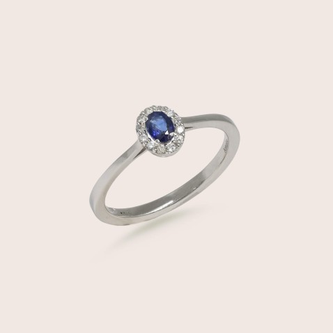 18K White Gold Engagement Ring with Sapphire and Diamonds | Cores Preciosas
