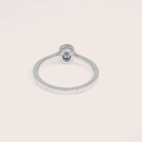 18K White Gold Engagement Ring with Sapphire and Diamonds | Cores Preciosas