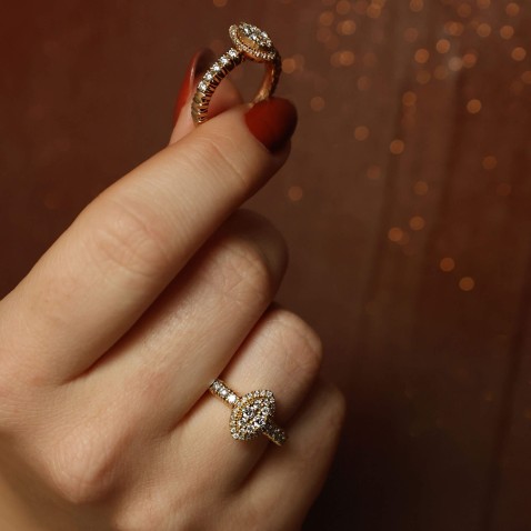 18K Gold Engagement Ring with Diamonds