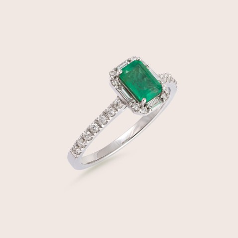 18K White Gold Emerald and Diamond Engagement Ring | Cores Preciosas