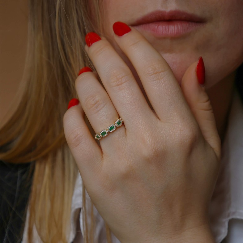 19.2K Gold Engagement Ring Emeralds and Diamonds | Cores Preciosas
