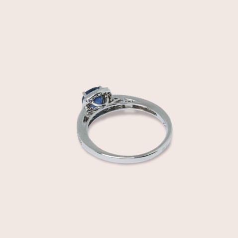 19.2K White Gold Engagement Ring with Sapphire and Diamonds | Cores Preciosas