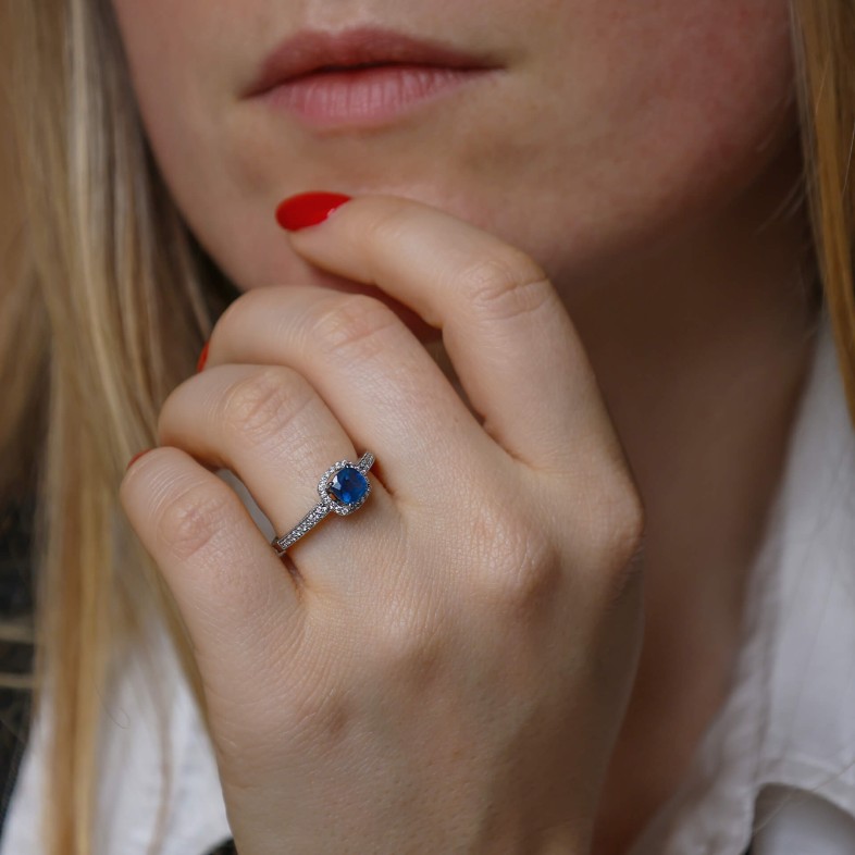 Anel de Noivado Ouro Branco 19.2K Safira e Diamantes | Cores Preciosas
