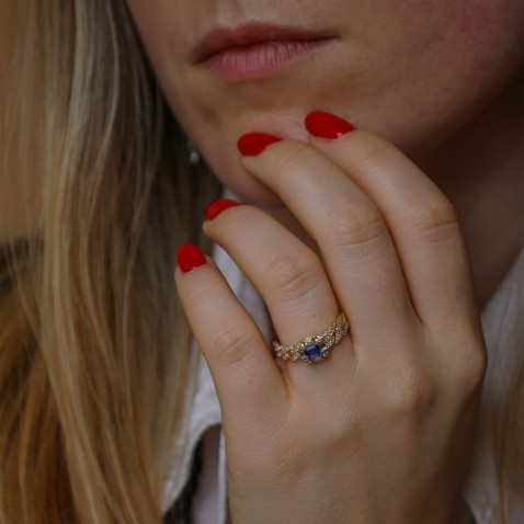 19.2K Gold Engagement Ring with Sapphire and Diamonds | Cores Preciosas