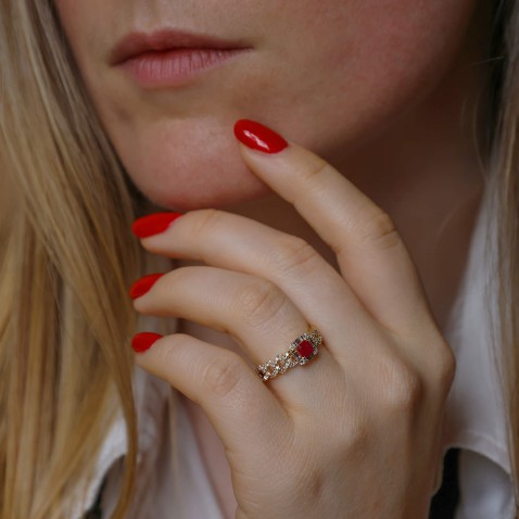 19.2K Gold Engagement Ring with Ruby and Diamonds | Cores Preciosas