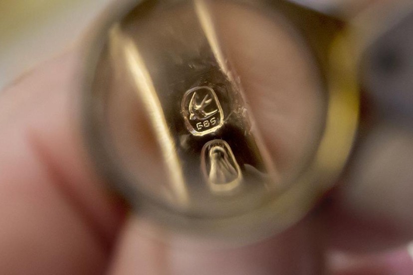 How to tell if a piece is genuine: a guide to brands, touches, and certificates.