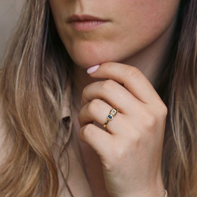19.2K Gold Ring with Cushion-Cut Diamond and Sapphires | Special Moments