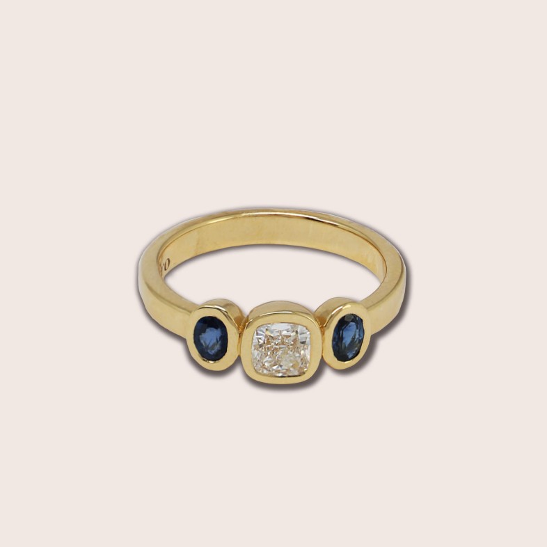 19.2K Gold Ring with Cushion-Cut Diamond and Sapphires | Special Moments