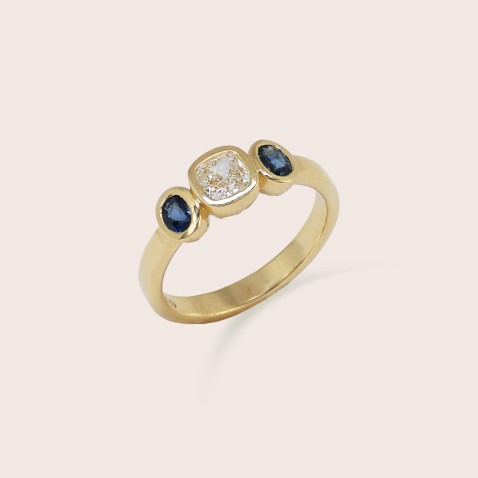 19.2K Gold Ring with Cushion-Cut Diamond and Sapphires | Special Moments