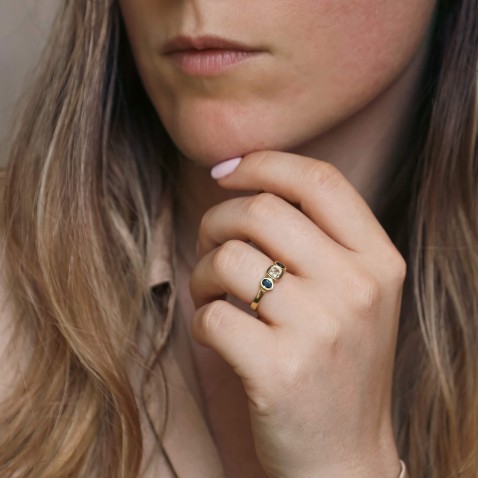 19.2K Gold Ring with Cushion-Cut Diamond and Sapphires | Special Moments
