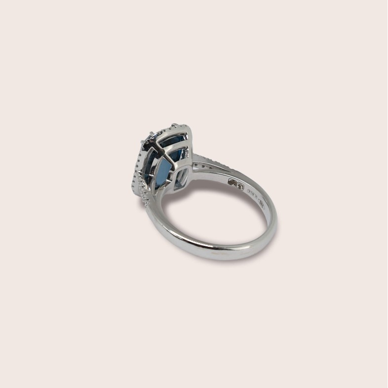 Anel Ouro Branco 18K Top�zio Azul e Diamantes | Cores Preciosas