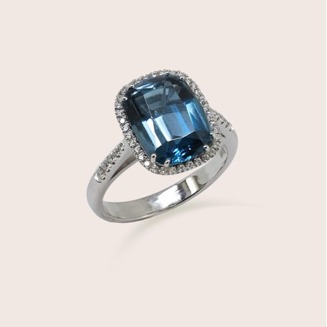 18K White Gold Ring Blue Topaz and Diamonds | Precious Colors