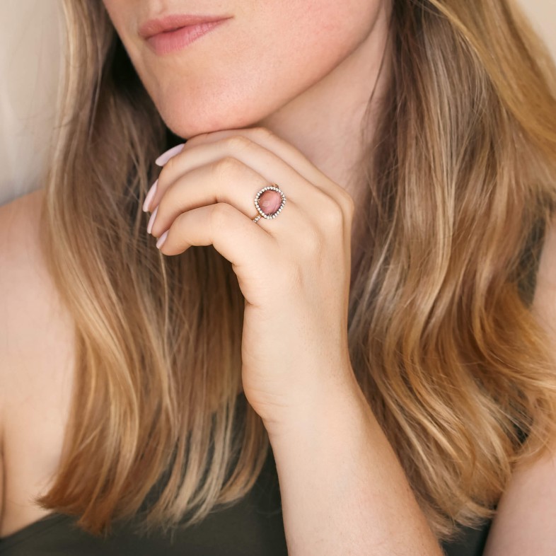 19.2K Yellow Gold Ring with Pink Sapphire and Diamonds | Cores Preciosas